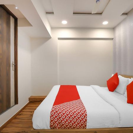 Oyo Hotel Shree Niwas Ахмедабад Екстериор снимка
