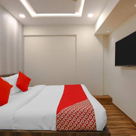 Oyo Hotel Shree Niwas Ахмедабад Екстериор снимка