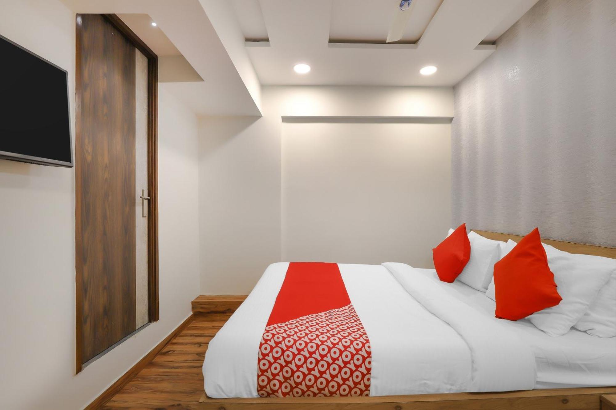 Oyo Hotel Shree Niwas Ахмедабад Екстериор снимка
