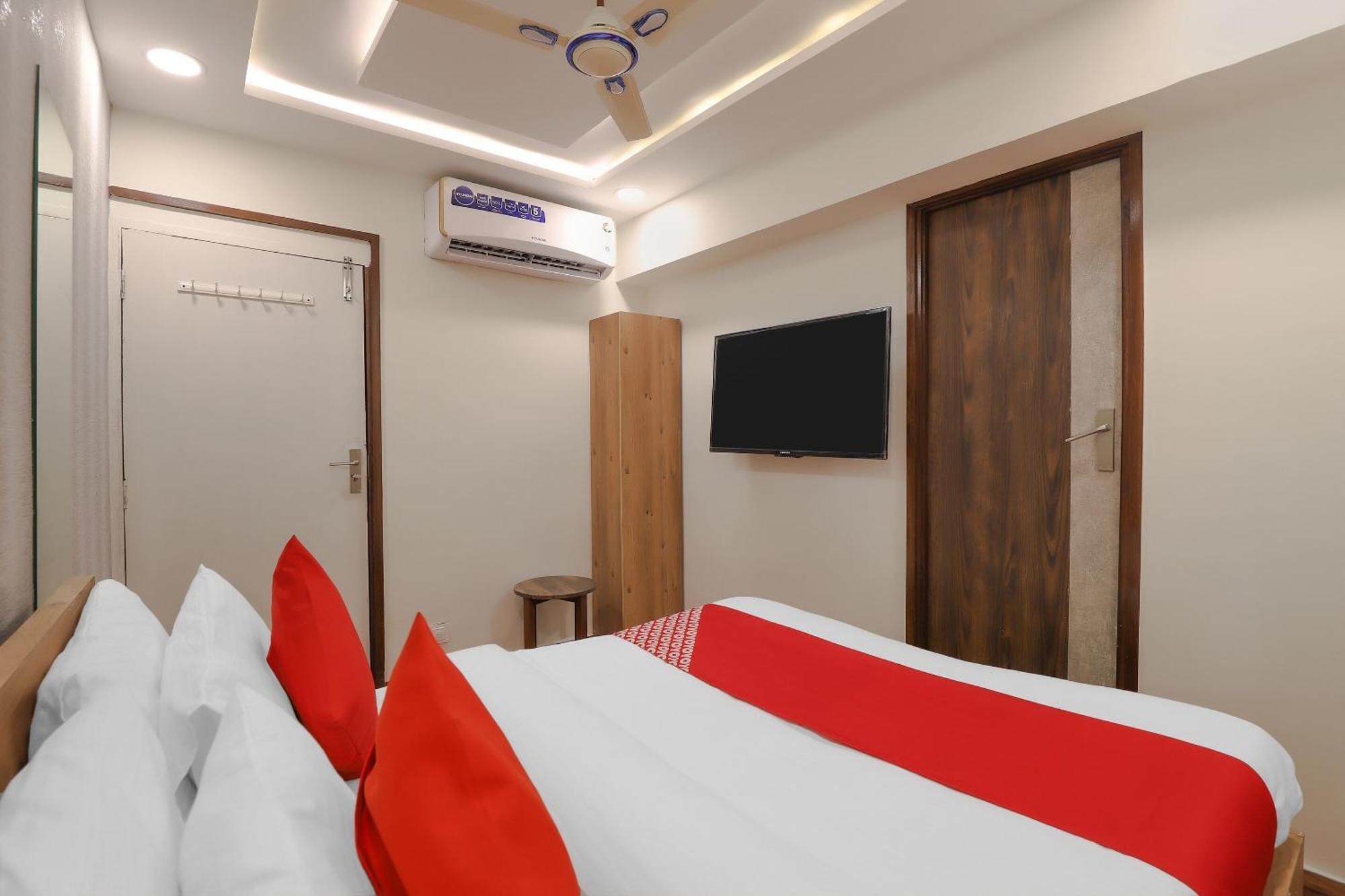 Oyo Hotel Shree Niwas Ахмедабад Екстериор снимка