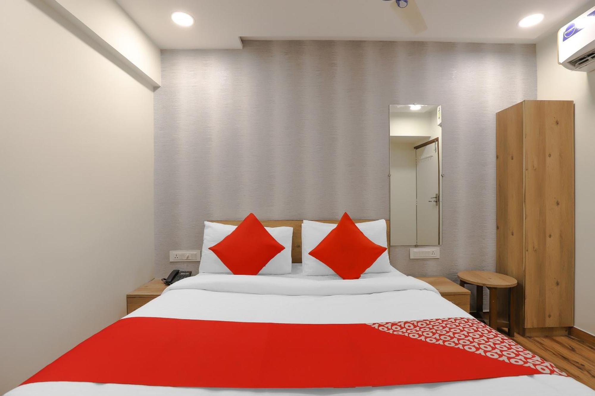 Oyo Hotel Shree Niwas Ахмедабад Екстериор снимка