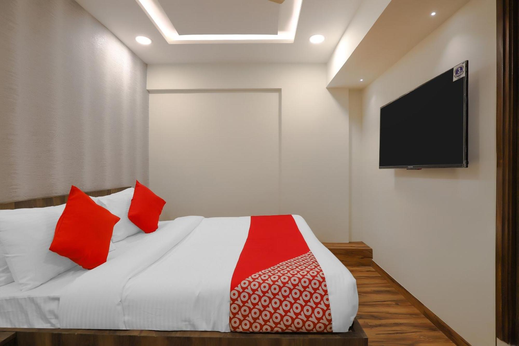 Oyo Hotel Shree Niwas Ахмедабад Екстериор снимка