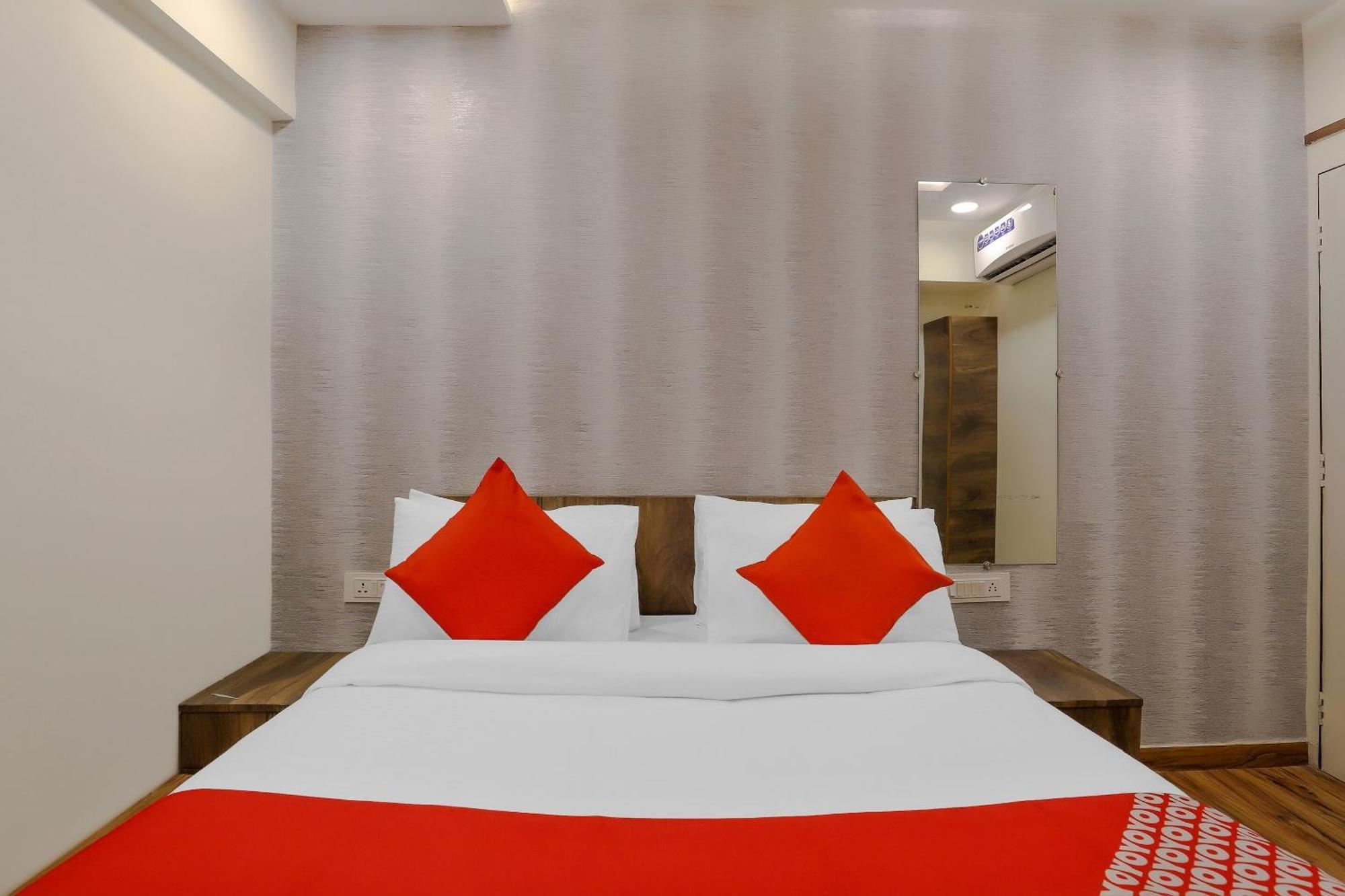 Oyo Hotel Shree Niwas Ахмедабад Екстериор снимка