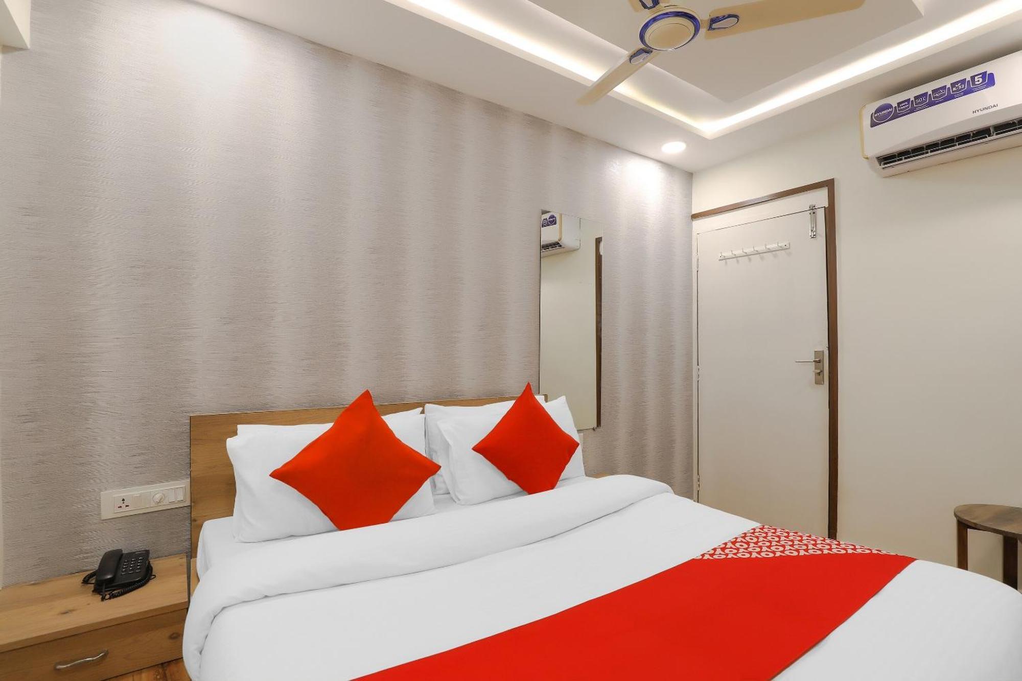 Oyo Hotel Shree Niwas Ахмедабад Екстериор снимка