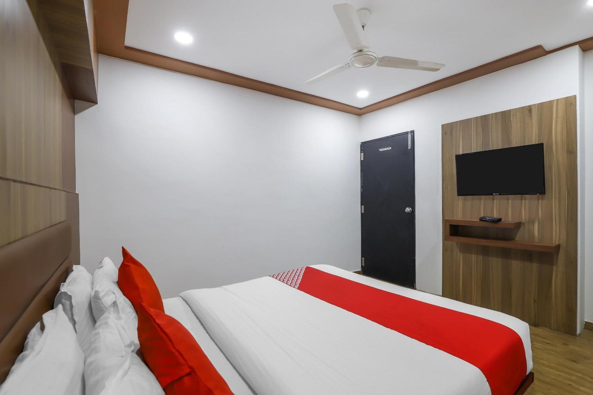 Oyo Hotel Shree Niwas Ахмедабад Екстериор снимка