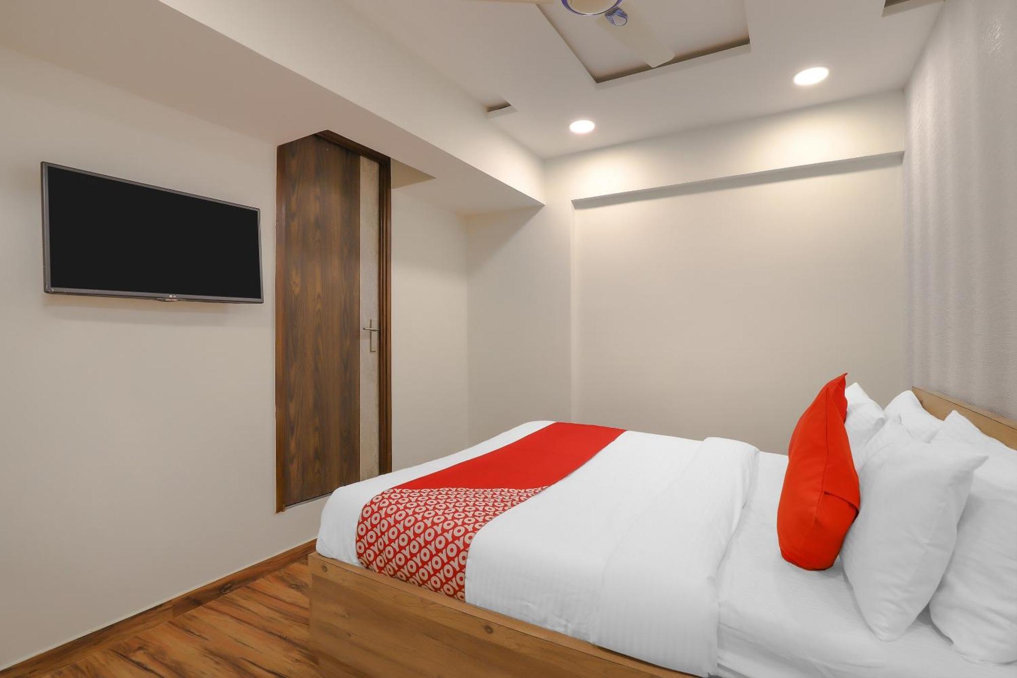 Oyo Hotel Shree Niwas Ахмедабад Екстериор снимка