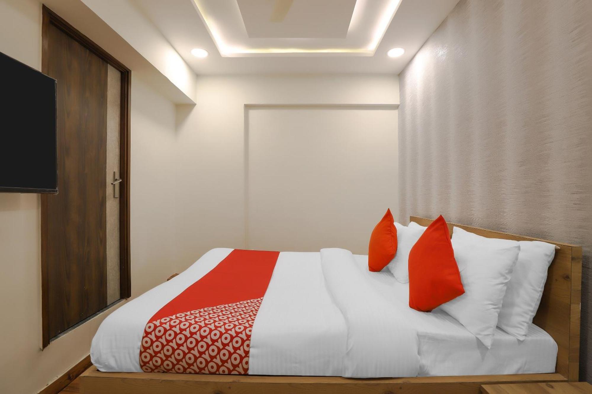 Oyo Hotel Shree Niwas Ахмедабад Екстериор снимка