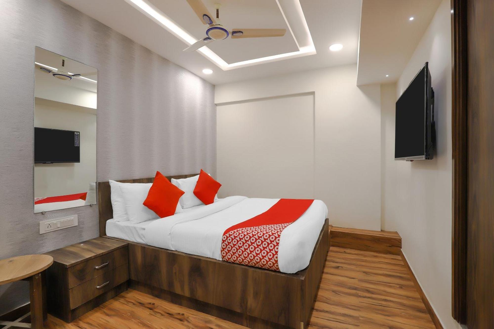 Oyo Hotel Shree Niwas Ахмедабад Екстериор снимка