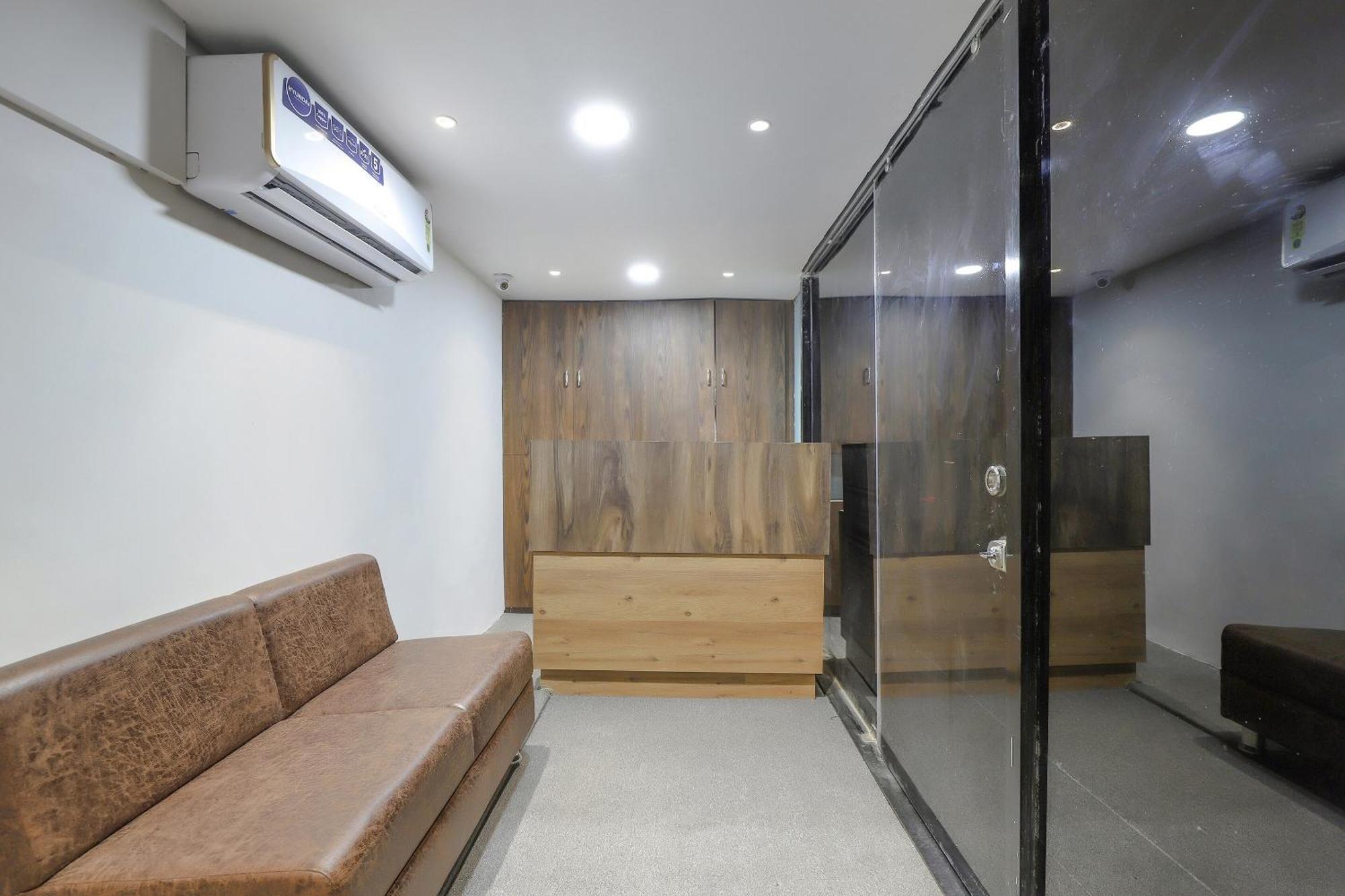 Oyo Hotel Shree Niwas Ахмедабад Екстериор снимка