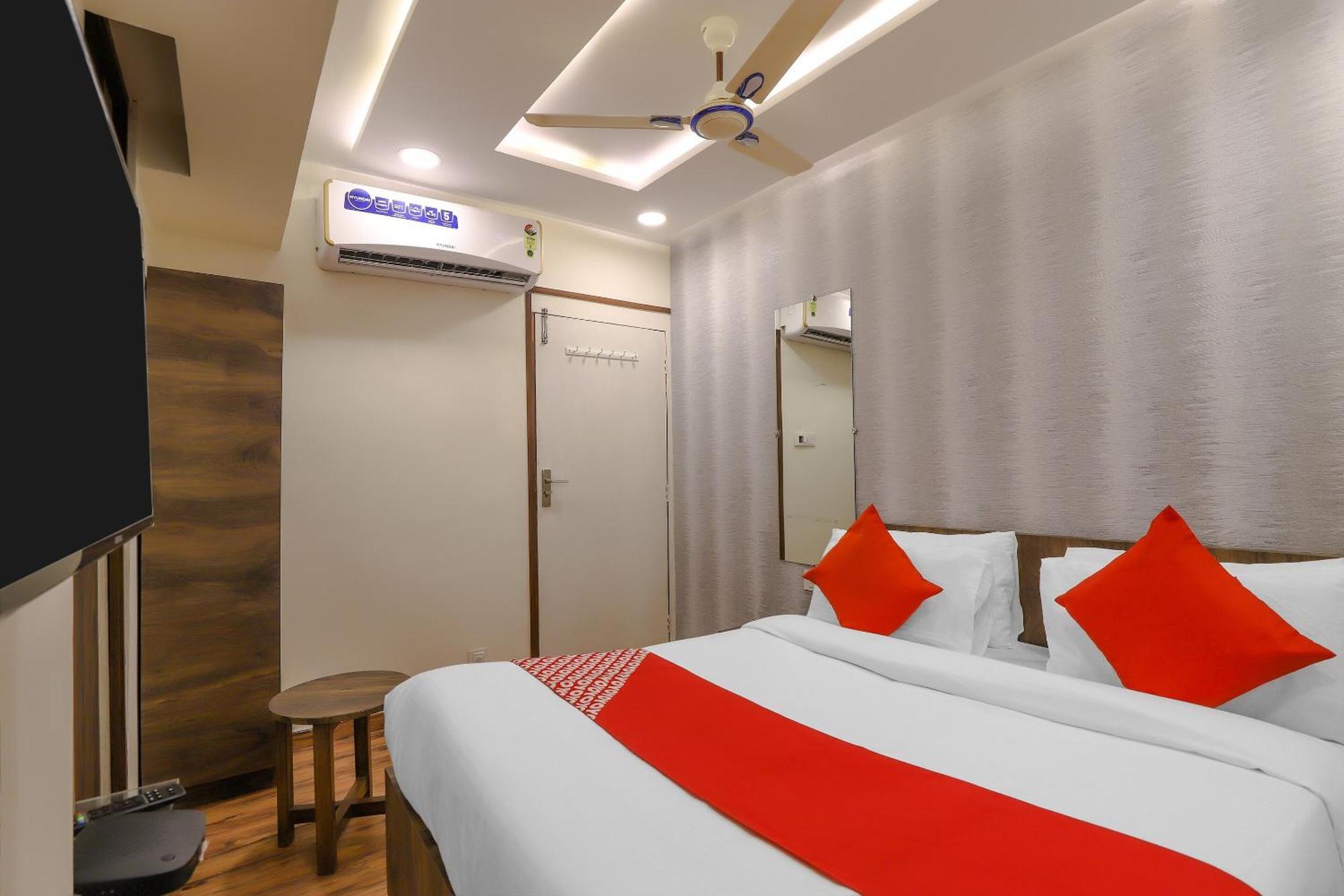Oyo Hotel Shree Niwas Ахмедабад Екстериор снимка