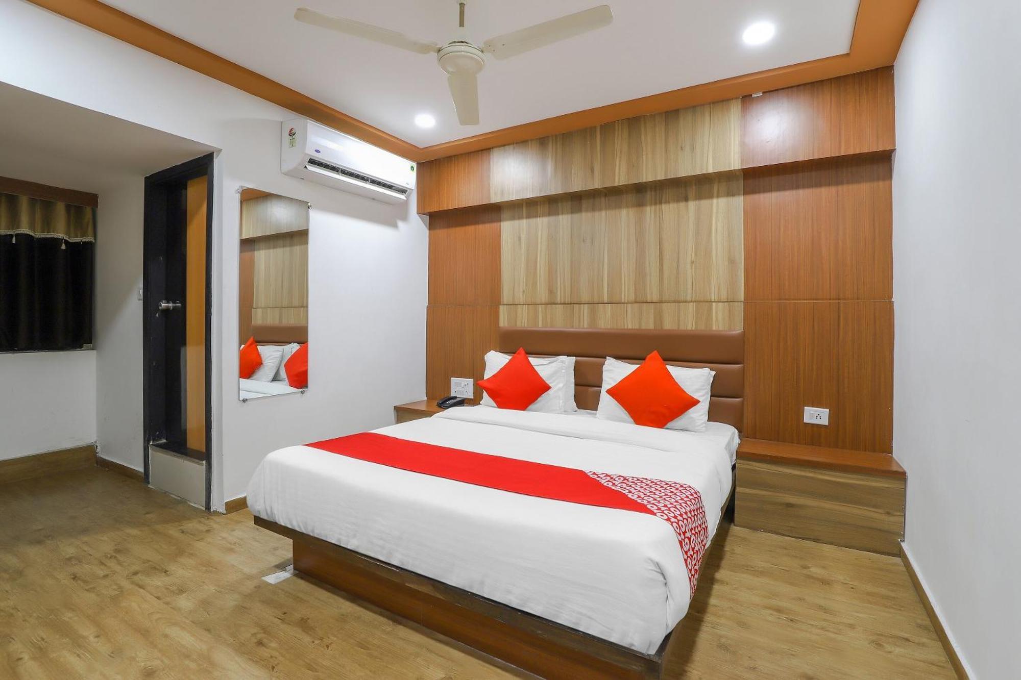 Oyo Hotel Shree Niwas Ахмедабад Екстериор снимка