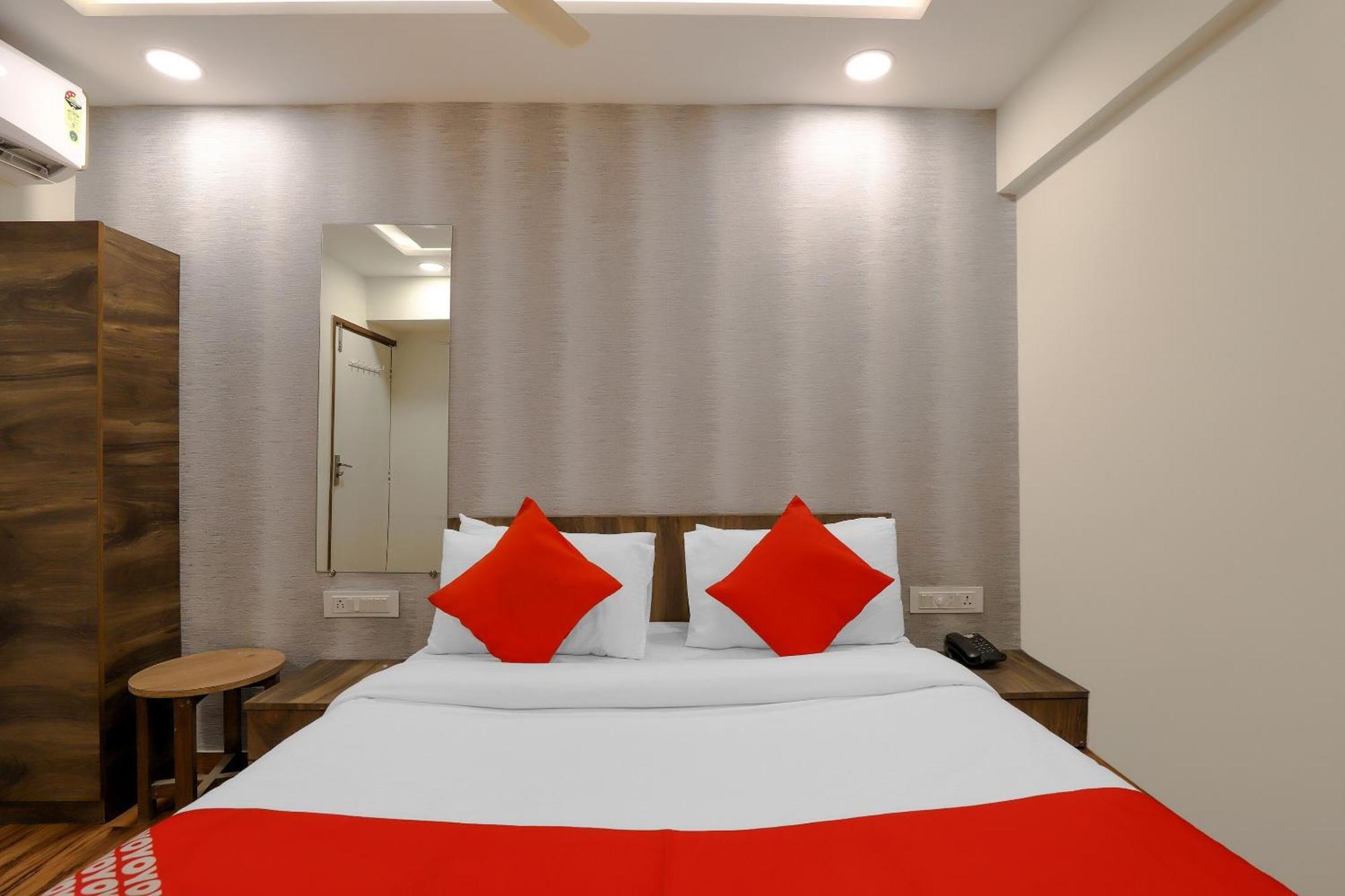 Oyo Hotel Shree Niwas Ахмедабад Екстериор снимка