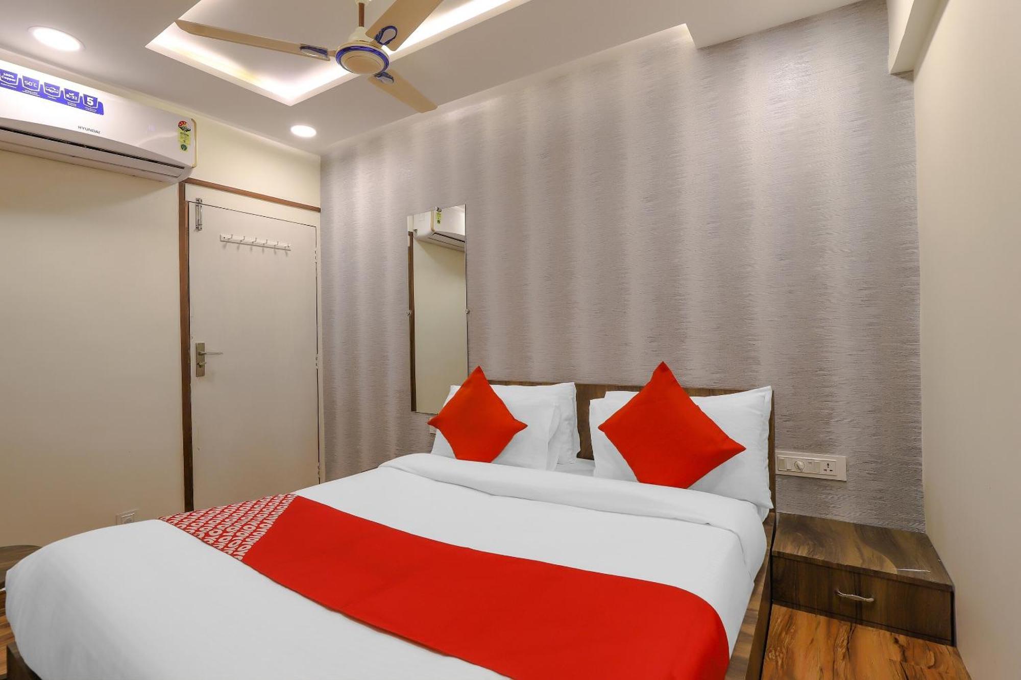 Oyo Hotel Shree Niwas Ахмедабад Екстериор снимка
