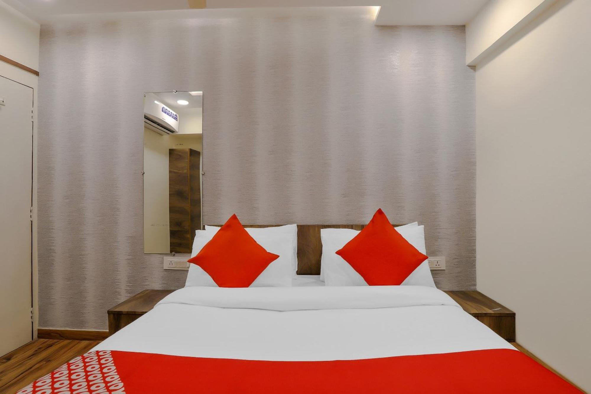 Oyo Hotel Shree Niwas Ахмедабад Екстериор снимка