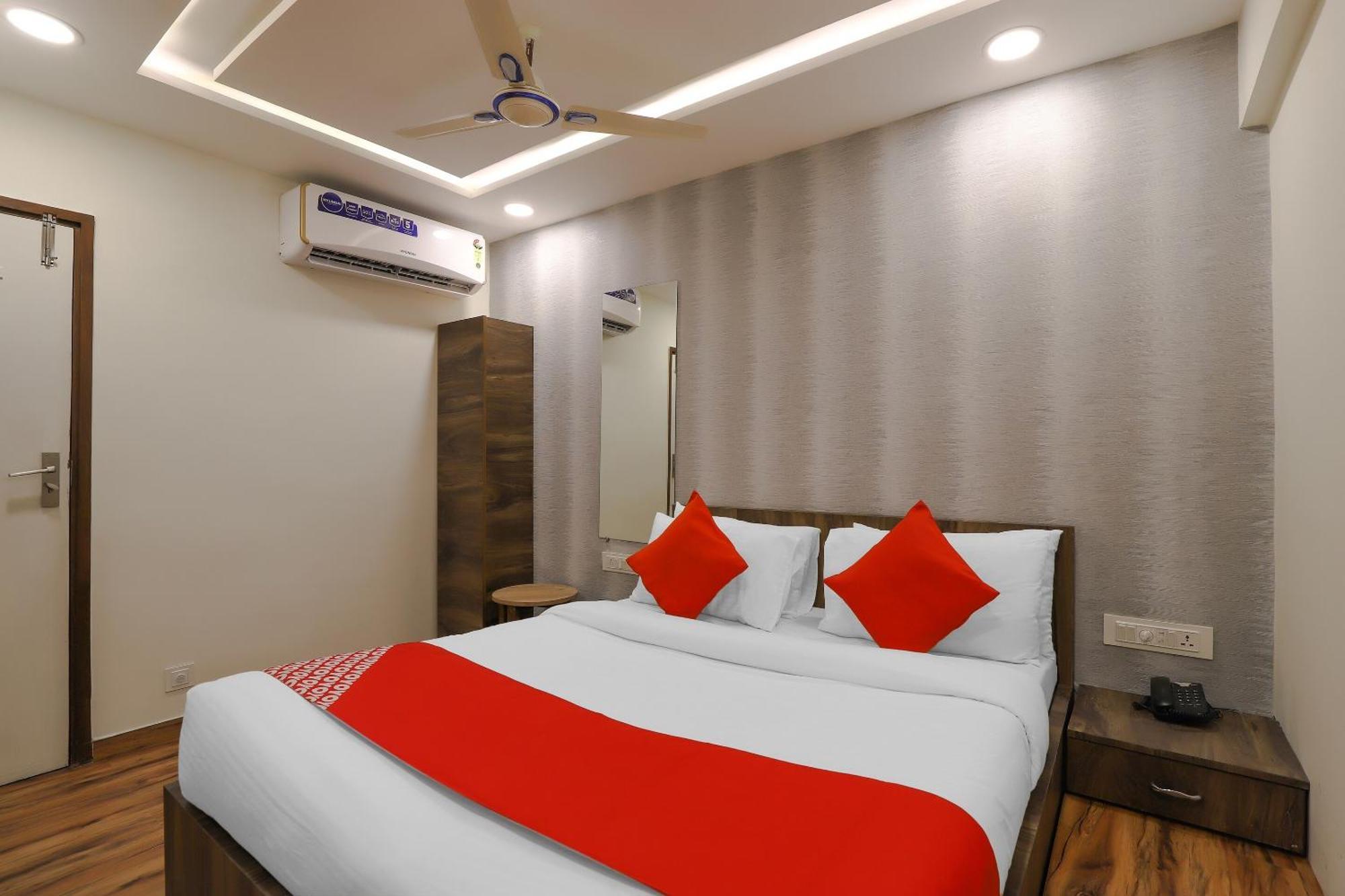 Oyo Hotel Shree Niwas Ахмедабад Екстериор снимка