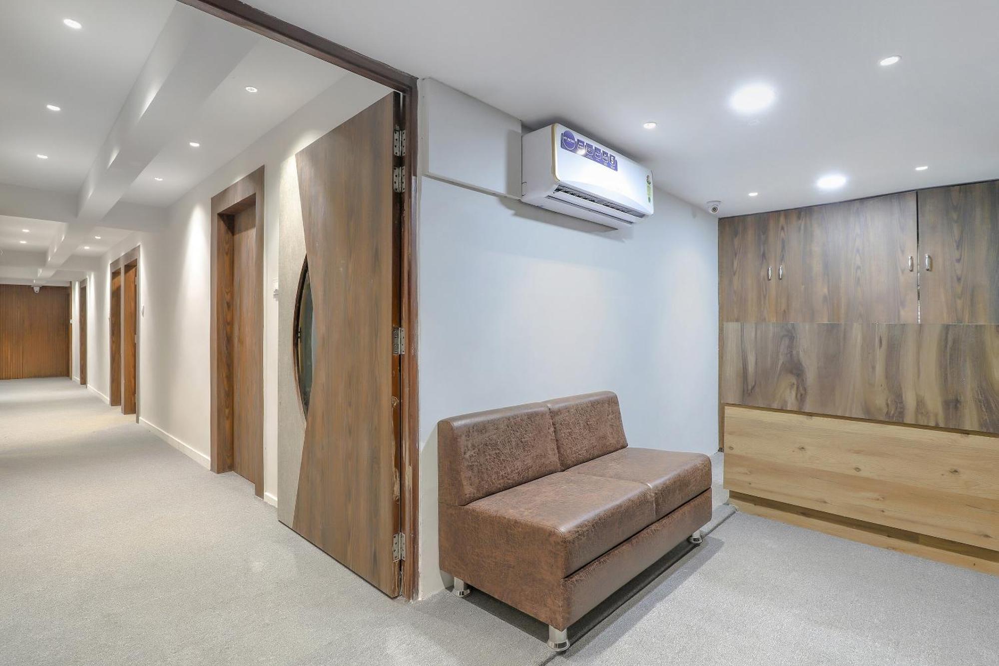 Oyo Hotel Shree Niwas Ахмедабад Екстериор снимка