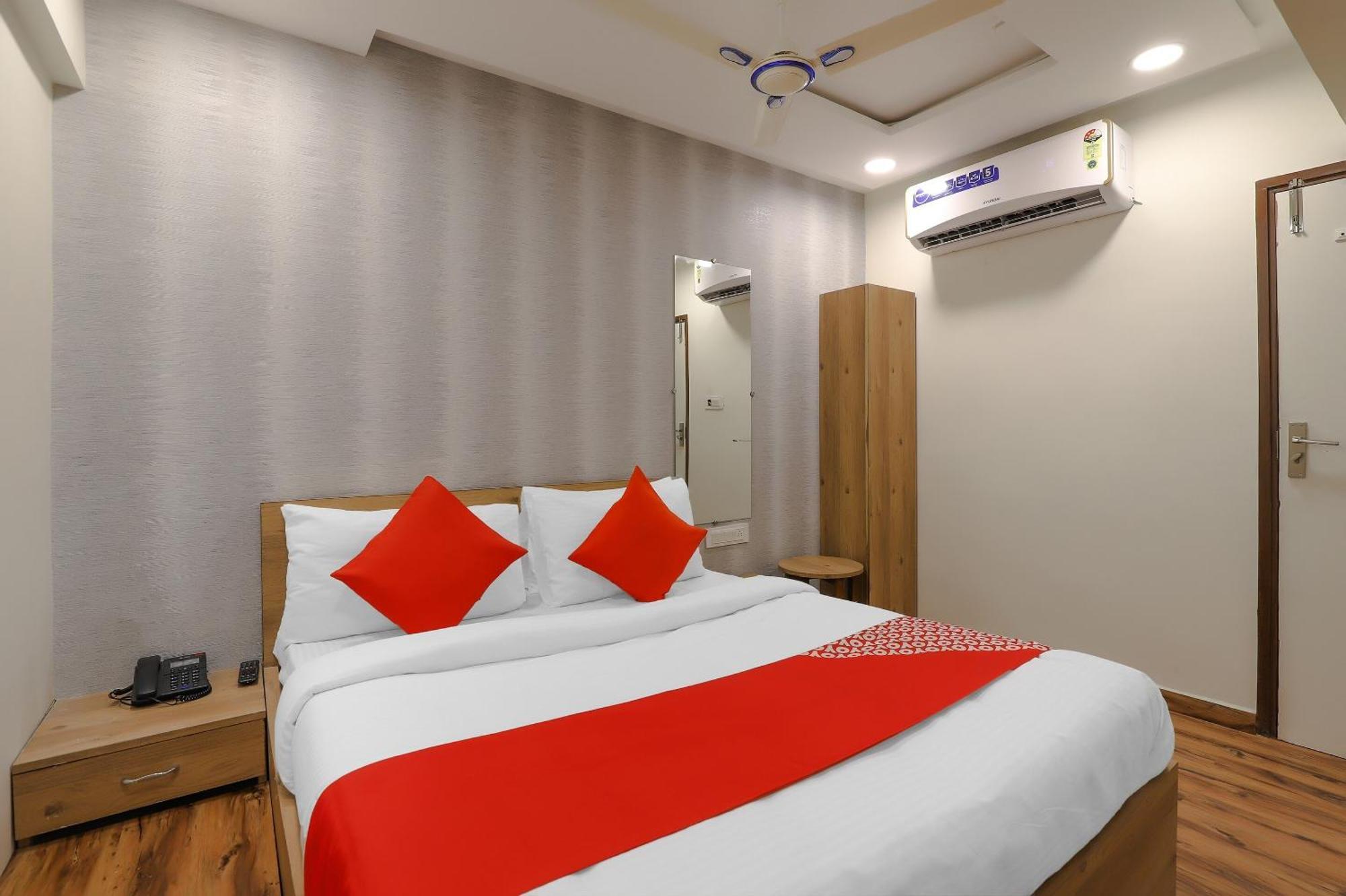 Oyo Hotel Shree Niwas Ахмедабад Екстериор снимка