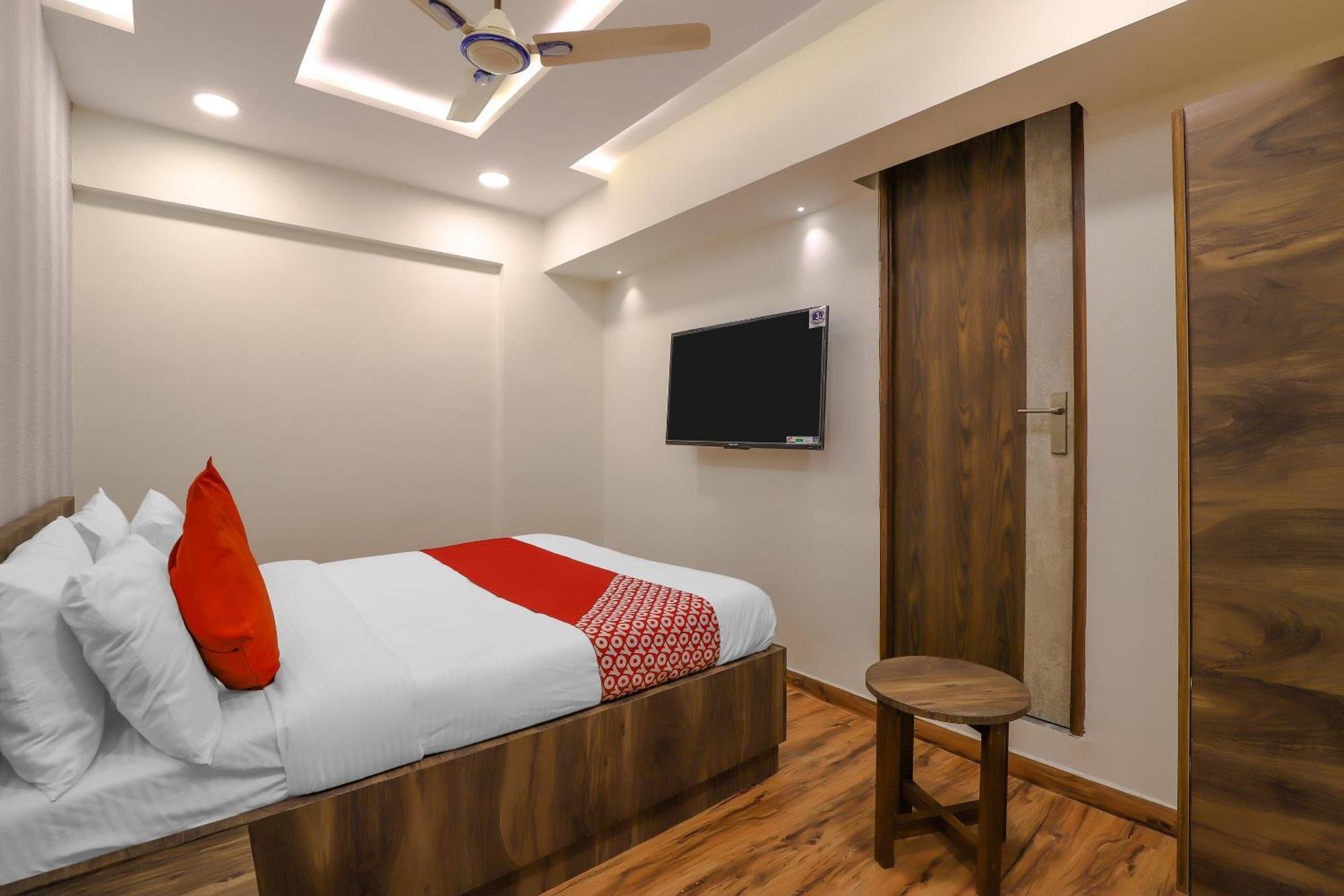 Oyo Hotel Shree Niwas Ахмедабад Екстериор снимка