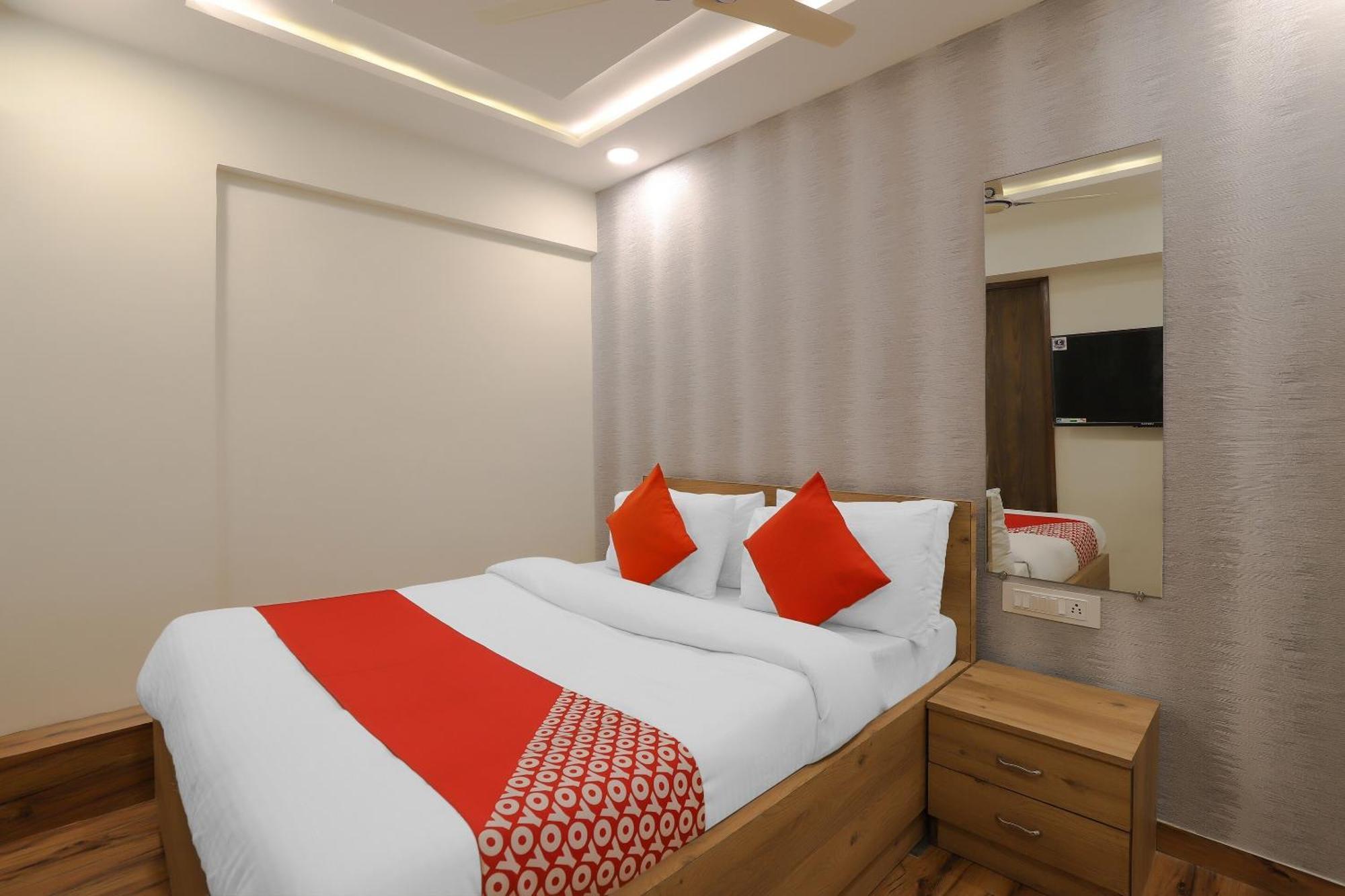 Oyo Hotel Shree Niwas Ахмедабад Екстериор снимка