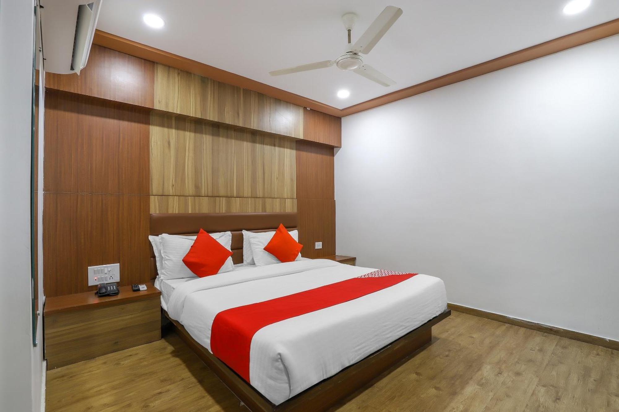 Oyo Hotel Shree Niwas Ахмедабад Екстериор снимка