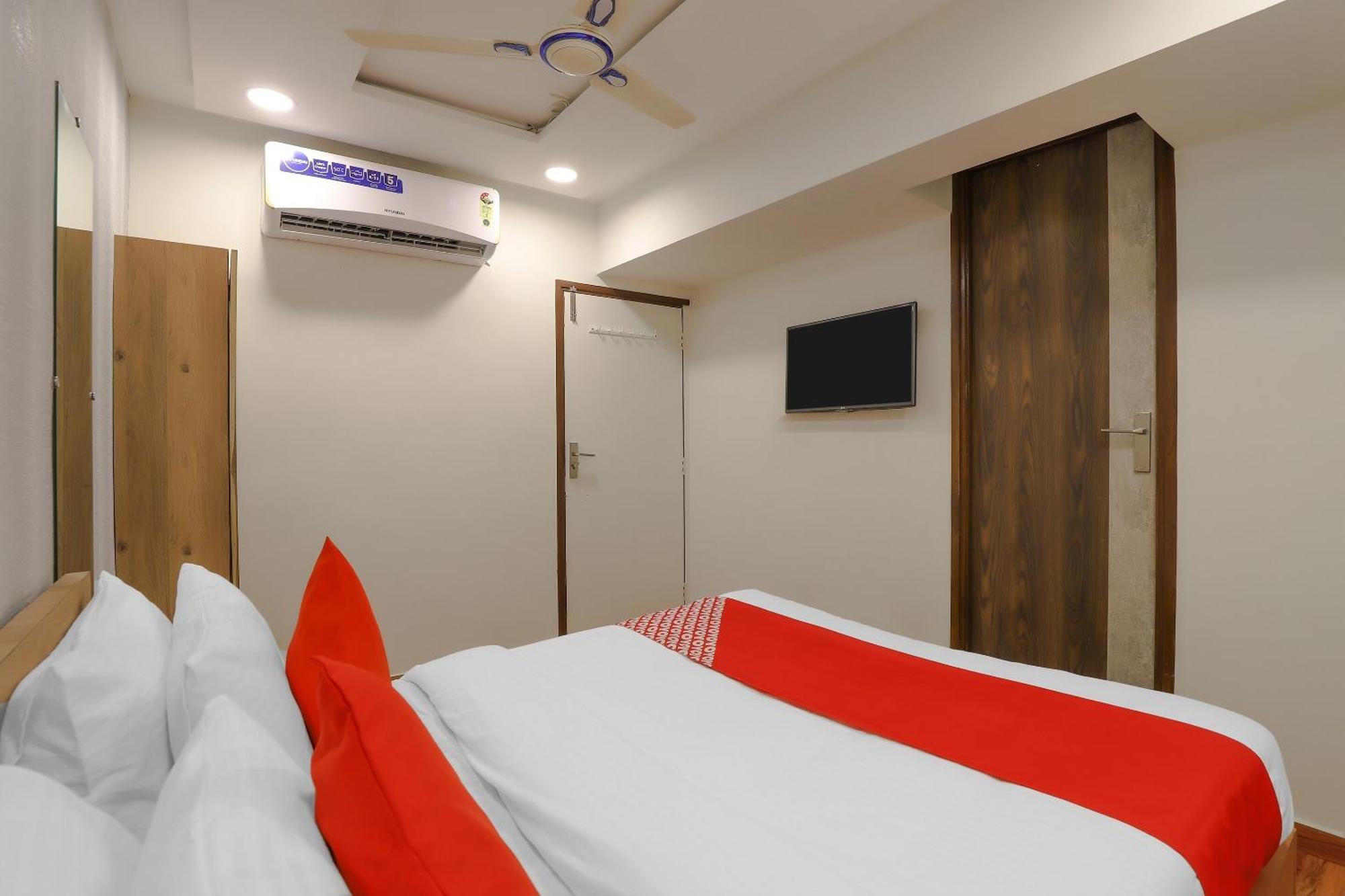 Oyo Hotel Shree Niwas Ахмедабад Екстериор снимка