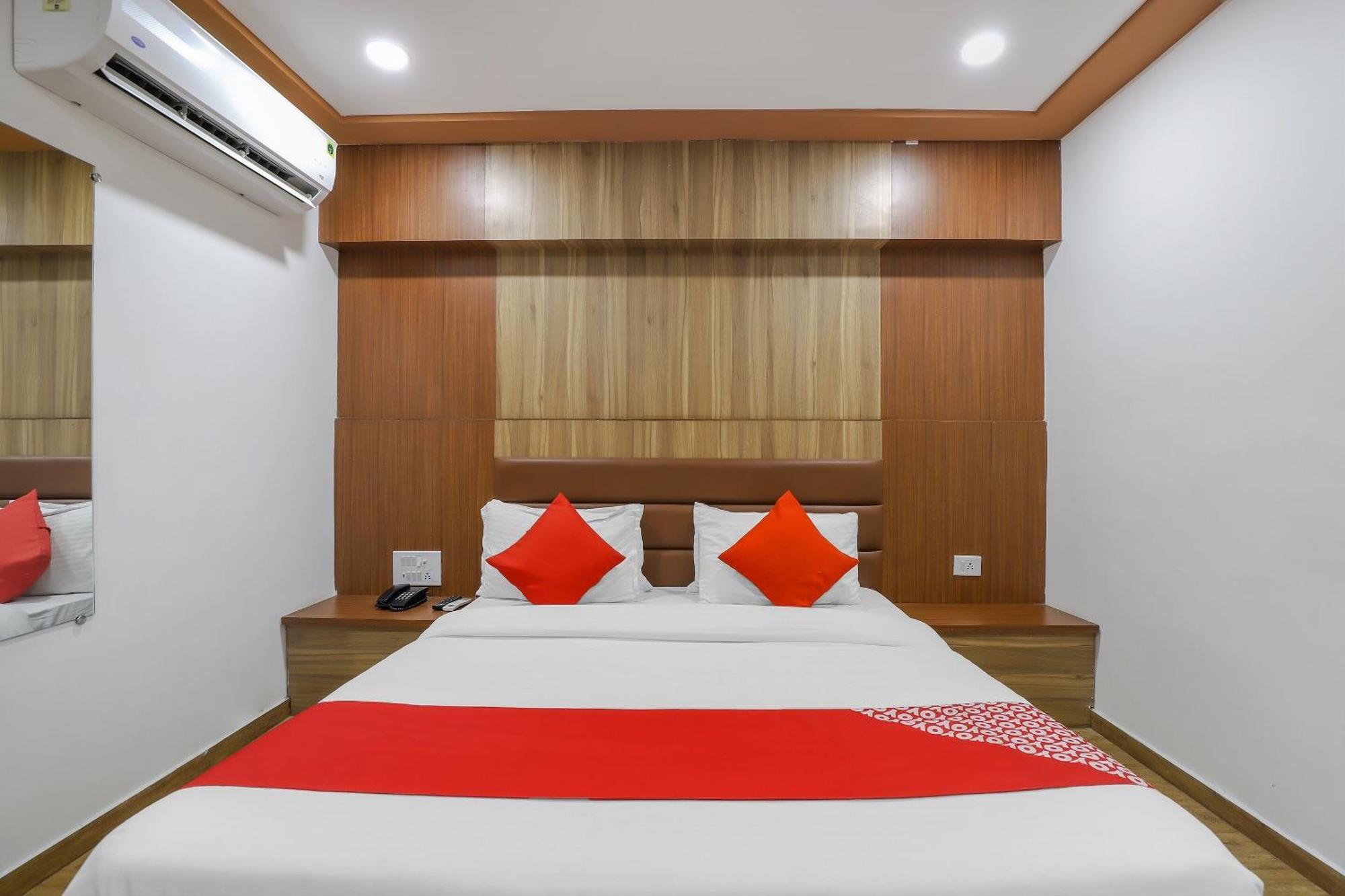 Oyo Hotel Shree Niwas Ахмедабад Екстериор снимка