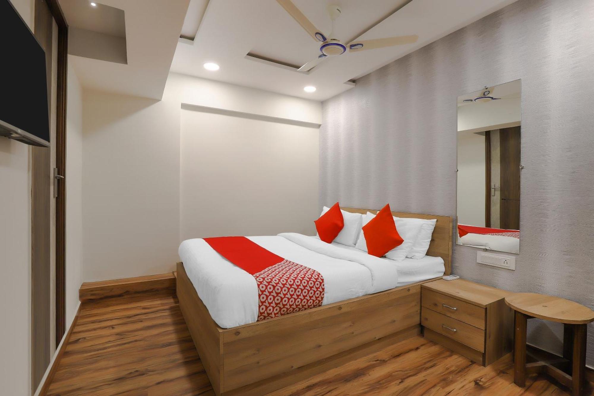 Oyo Hotel Shree Niwas Ахмедабад Екстериор снимка