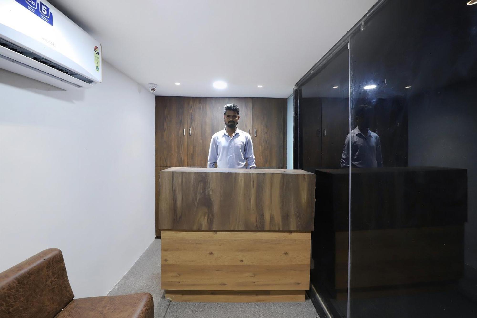 Oyo Hotel Shree Niwas Ахмедабад Екстериор снимка