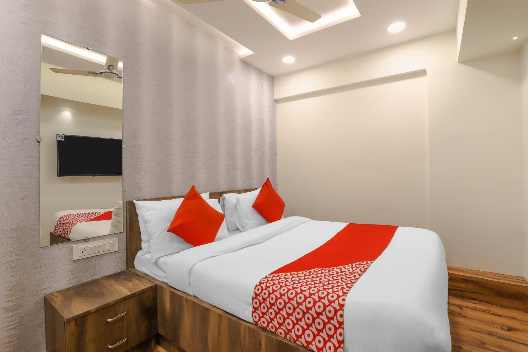 Oyo Hotel Shree Niwas Ахмедабад Екстериор снимка