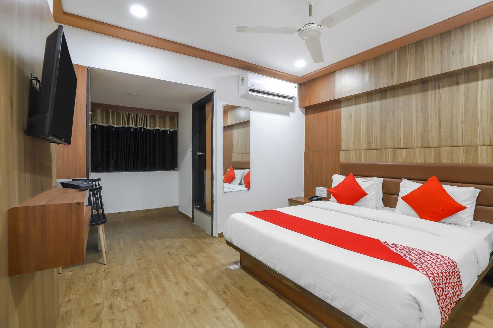Oyo Hotel Shree Niwas Ахмедабад Екстериор снимка